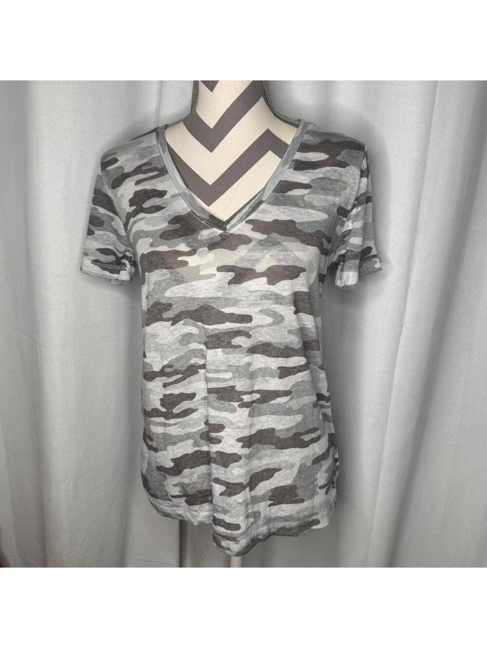 Lucky Brand Women's Size S Knit Top Green Gray Camouflage V-Neck Short Sleeve